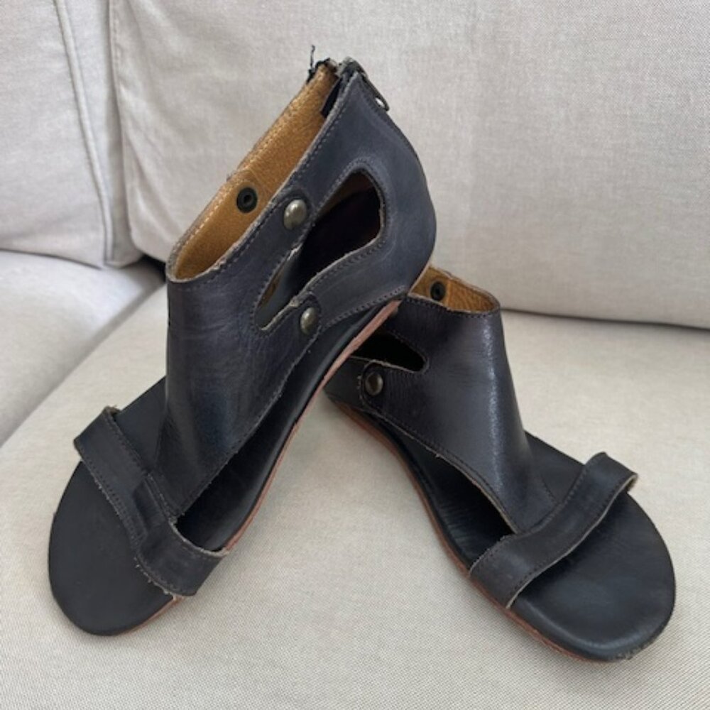 Bedistu sandals